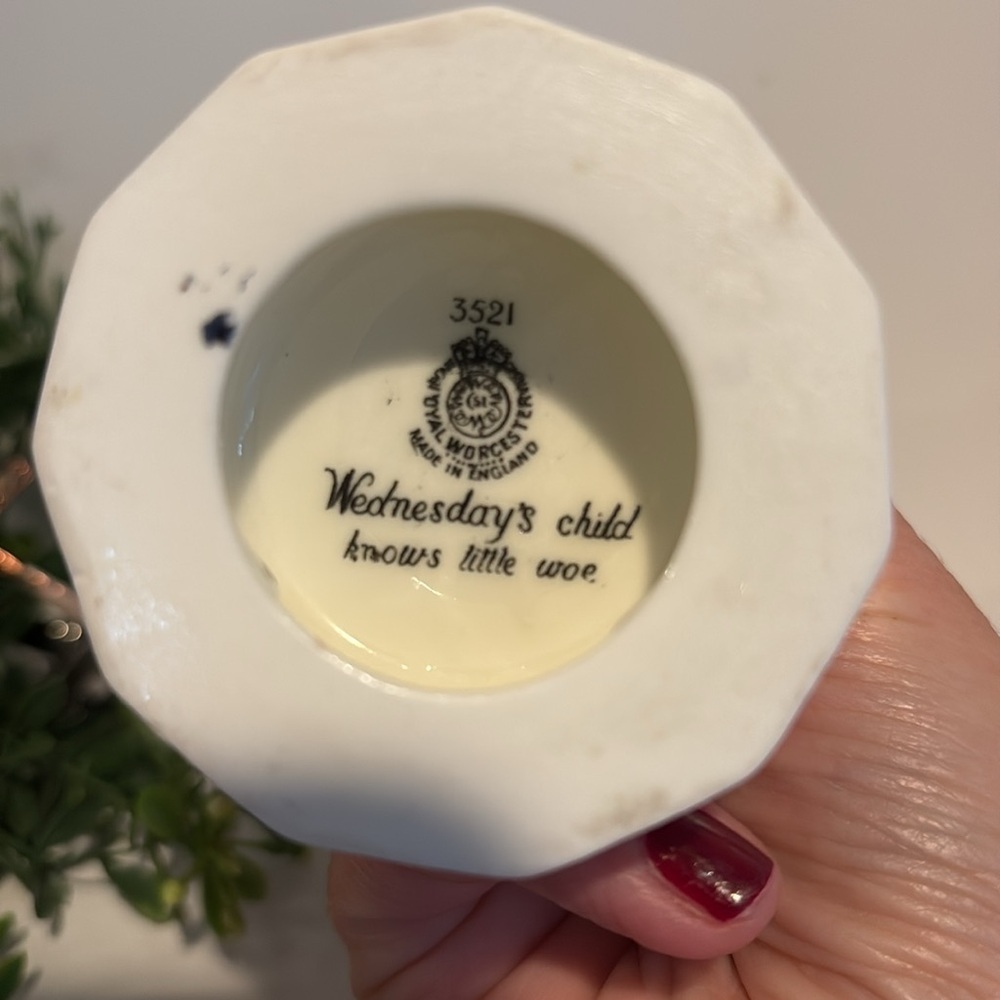 Royal Worcester Made in England Hand Painted Boy Figurine - Picture 2 of 10